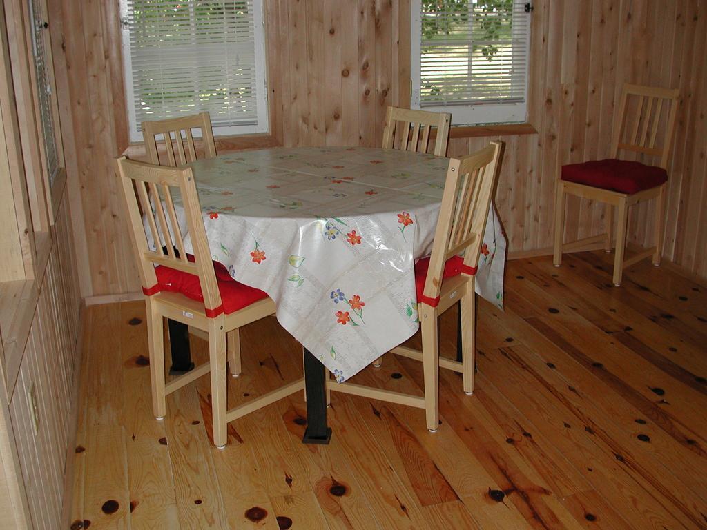 Birch Cliff Lodge On Baptiste Lake Highland Grove Стая снимка