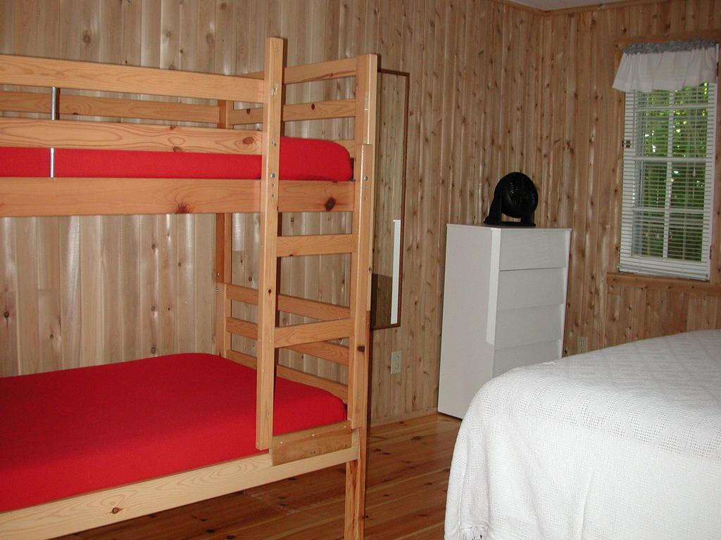 Birch Cliff Lodge On Baptiste Lake Highland Grove Стая снимка