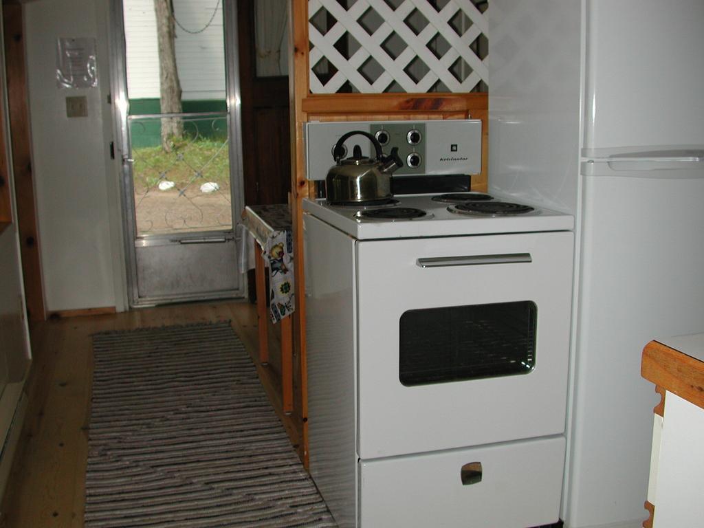 Birch Cliff Lodge On Baptiste Lake Highland Grove Стая снимка