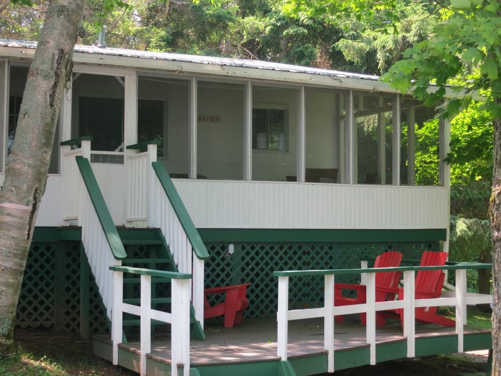 Birch Cliff Lodge On Baptiste Lake Highland Grove Стая снимка