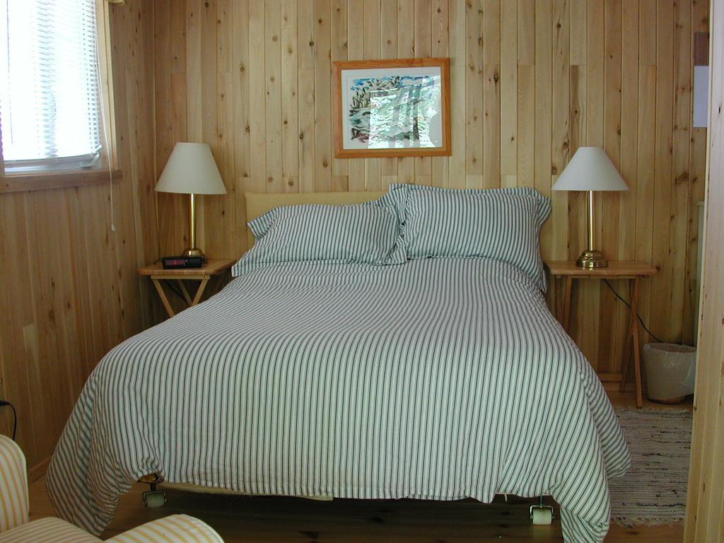 Birch Cliff Lodge On Baptiste Lake Highland Grove Стая снимка