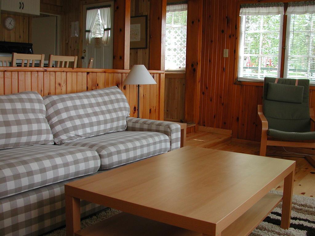 Birch Cliff Lodge On Baptiste Lake Highland Grove Стая снимка