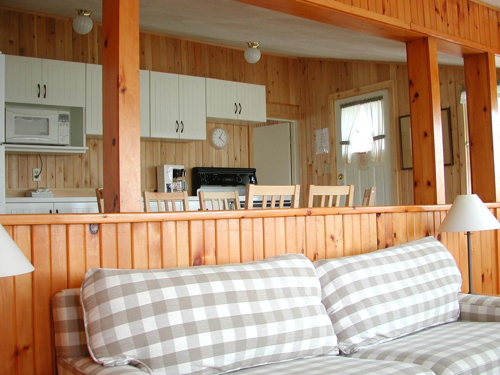 Birch Cliff Lodge On Baptiste Lake Highland Grove Стая снимка