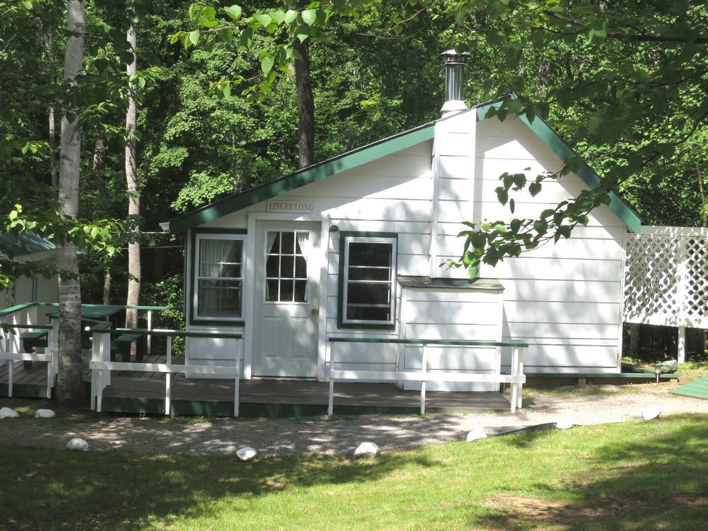 Birch Cliff Lodge On Baptiste Lake Highland Grove Стая снимка