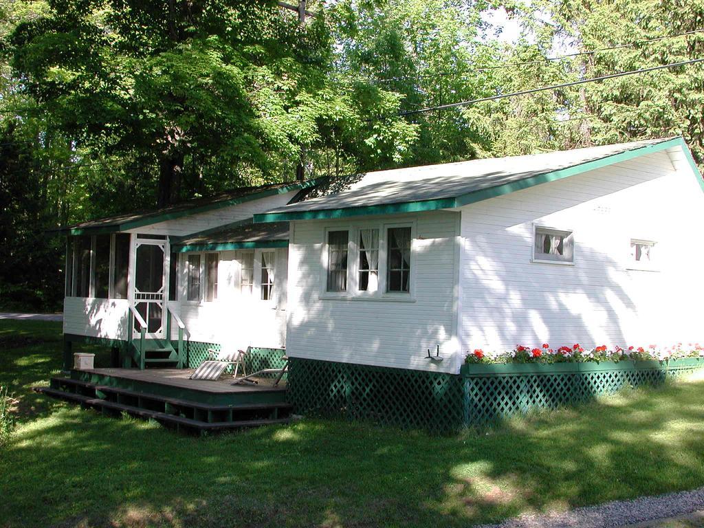 Birch Cliff Lodge On Baptiste Lake Highland Grove Стая снимка