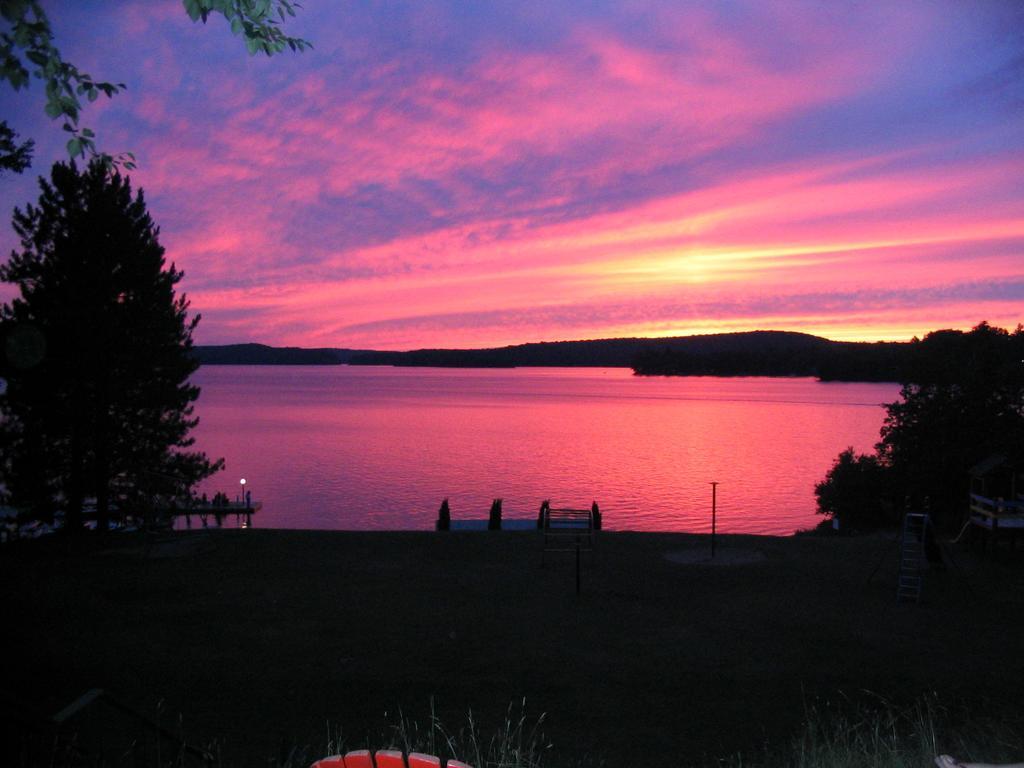 Birch Cliff Lodge On Baptiste Lake Highland Grove Екстериор снимка
