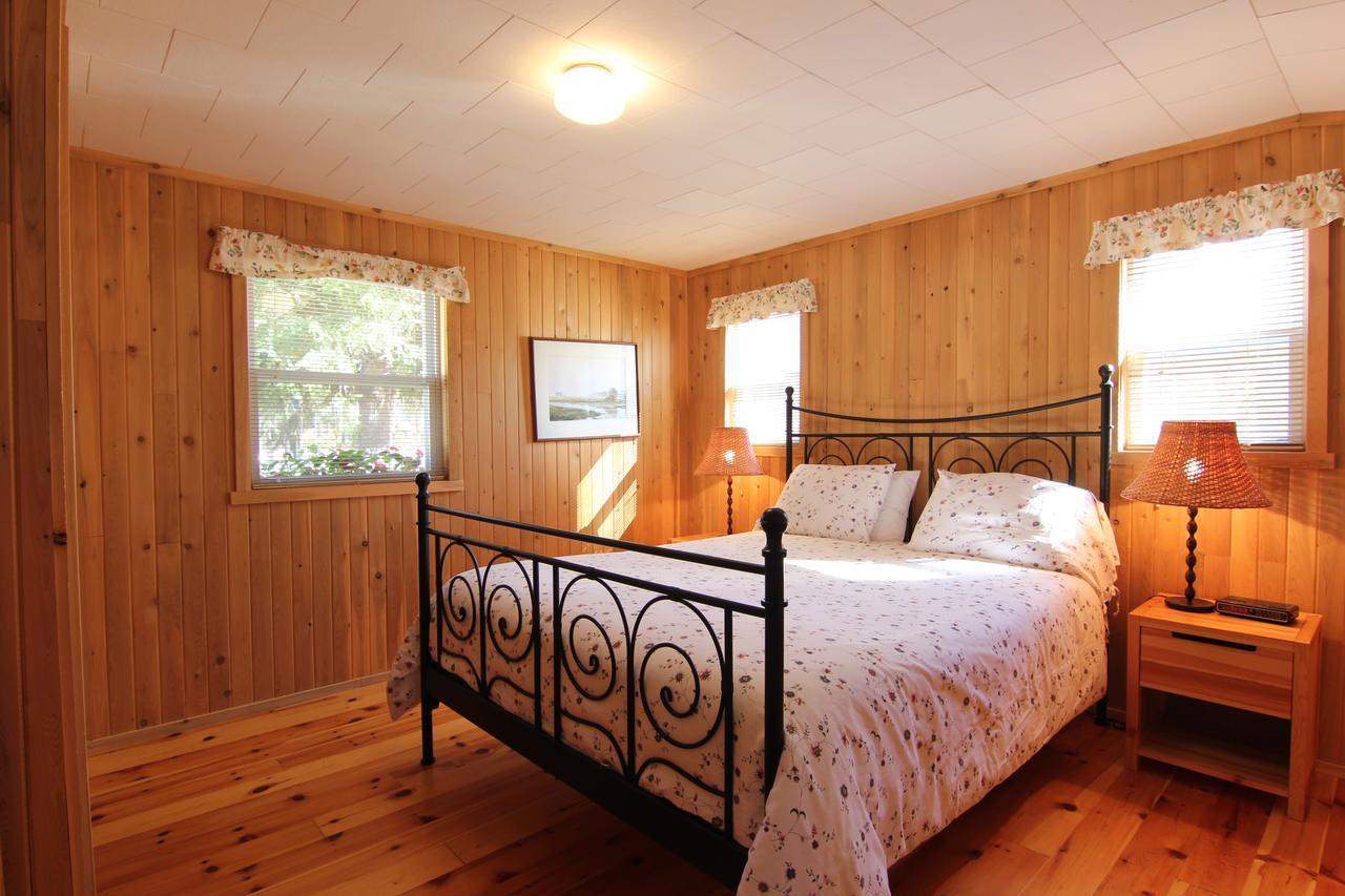 Birch Cliff Lodge On Baptiste Lake Highland Grove Екстериор снимка